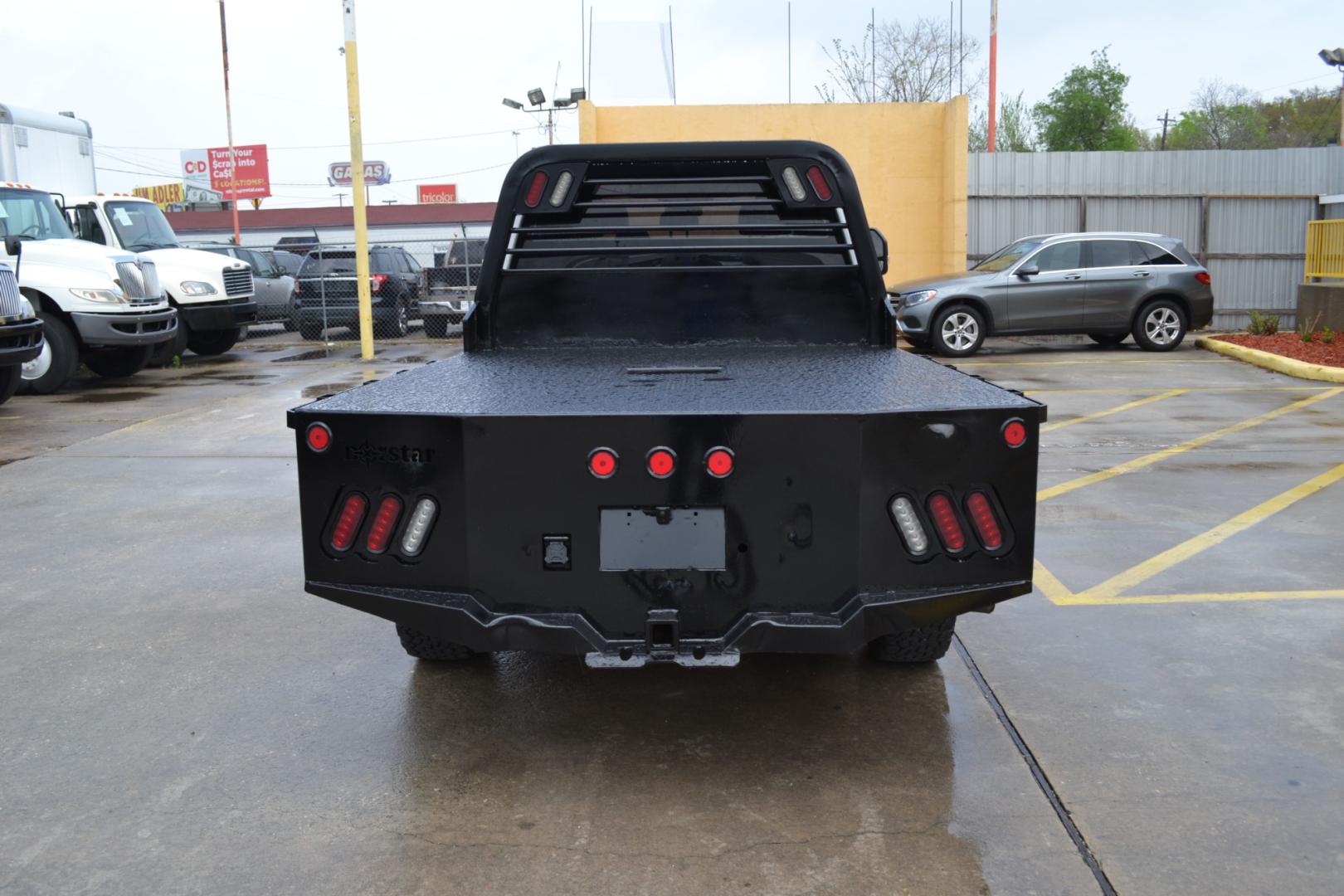 2019 WHITE /GRAY Ford F-350 with an POWERSTROKE 6.7L DIESEL engine, 6SPD AUTOMATIC transmission, located at 9172 North Fwy, Houston, TX, 77037, (713) 910-6868, 29.887470, -95.411903 - CREW CAB, 4X4, 11,500LB GVWR , WB: 176", RATIO: 3.31, 8.5FT FLATBED, 84" WIDE, GOOSENECK/BUMPER PULL HITCH, EXHAUST BRAKE, REVERSE CAMERA , POWER INVERTER, FULLY LOADED - Photo#5